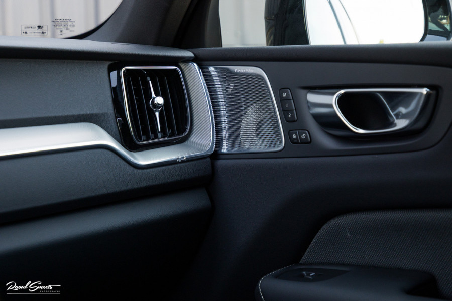 Volvo XC60 2.0 T6 Plug-in hybrid AWD Ultra Black Edition long Range | Luchtvering | Bowers&Wilkins | Zwenkbare trekhaak | Panorama dak | Memory | Blis |