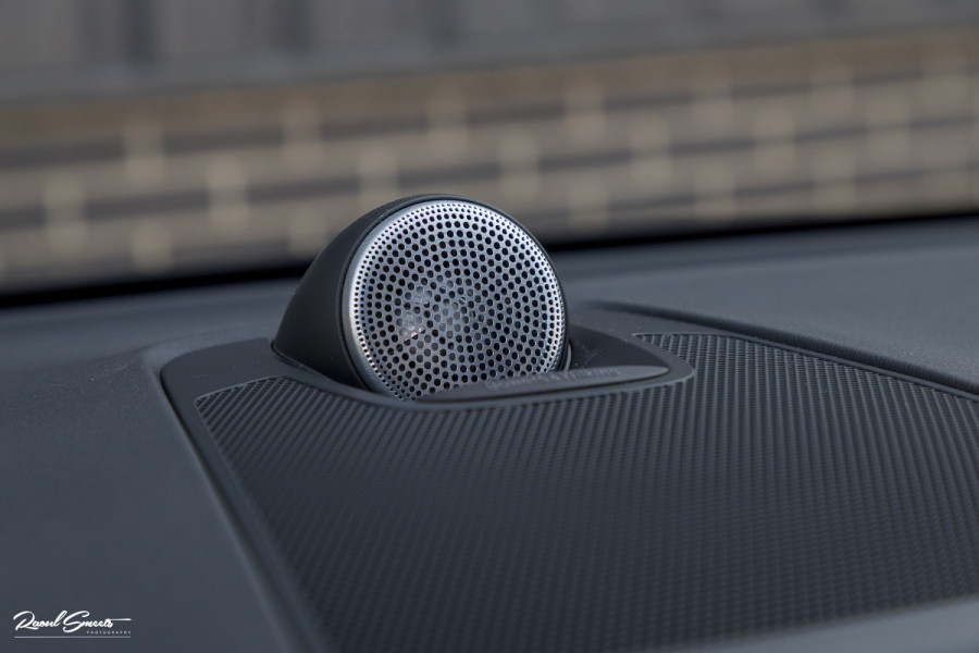 Volvo XC60 2.0 T6 Plug-in hybrid AWD Ultra Black Edition long Range | Luchtvering | Bowers&Wilkins | Zwenkbare trekhaak | Panorama dak | Memory | Blis |