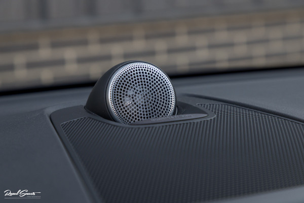 Volvo XC60 2.0 T6 Plug-in hybrid AWD Ultra Black Edition long Range | Luchtvering | Bowers&Wilkins | Zwenkbare trekhaak | Panorama dak | Memory | Blis |