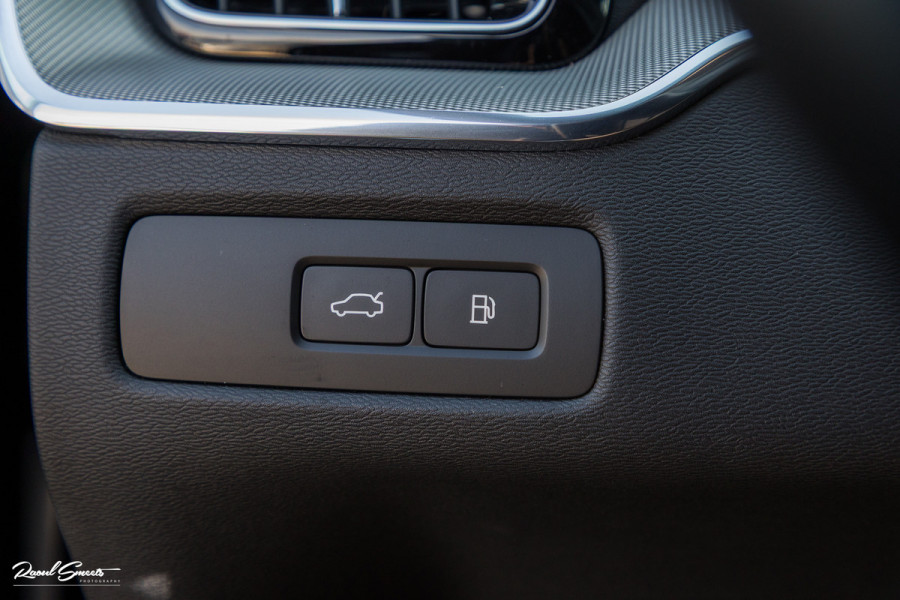 Volvo XC60 2.0 T6 Plug-in hybrid AWD Ultra Black Edition long Range | Luchtvering | Bowers&Wilkins | Zwenkbare trekhaak | Panorama dak | Memory | Blis |