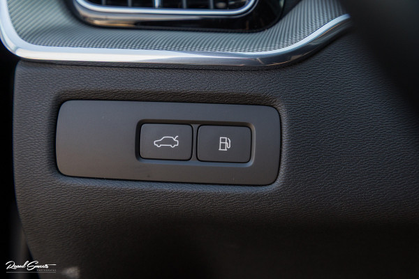 Volvo XC60 2.0 T6 Plug-in hybrid AWD Ultra Black Edition long Range | Luchtvering | Bowers&Wilkins | Zwenkbare trekhaak | Panorama dak | Memory | Blis |