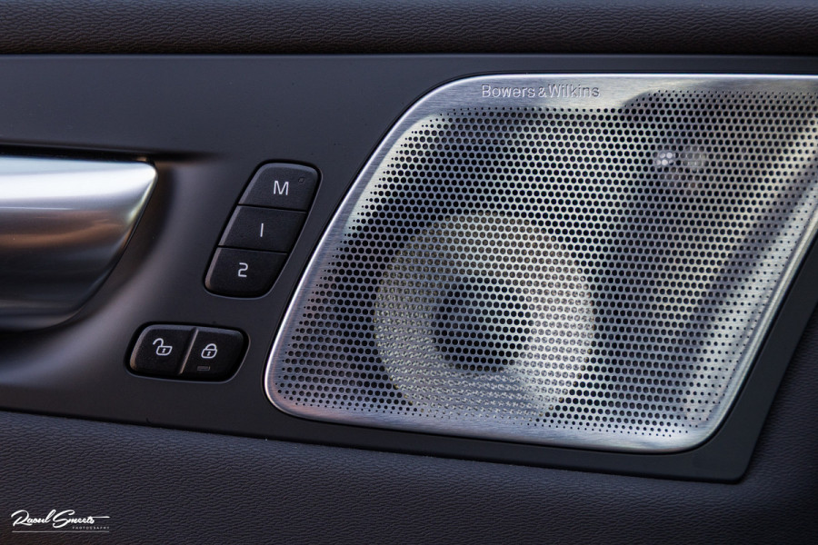 Volvo XC60 2.0 T6 Plug-in hybrid AWD Ultra Black Edition long Range | Luchtvering | Bowers&Wilkins | Zwenkbare trekhaak | Panorama dak | Memory | Blis |