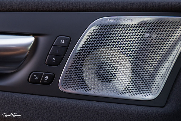 Volvo XC60 2.0 T6 Plug-in hybrid AWD Ultra Black Edition long Range | Luchtvering | Bowers&Wilkins | Zwenkbare trekhaak | Panorama dak | Memory | Blis |
