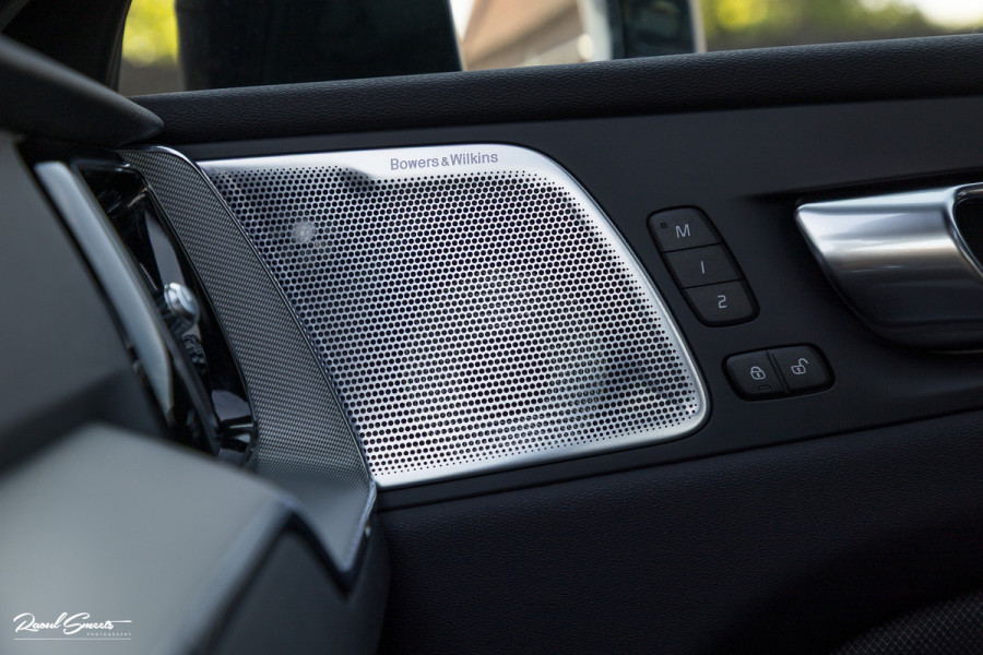 Volvo XC60 2.0 T6 Plug-in hybrid AWD Ultra Black Edition long Range | Luchtvering | Bowers&Wilkins | Zwenkbare trekhaak | Panorama dak | Memory | Blis |