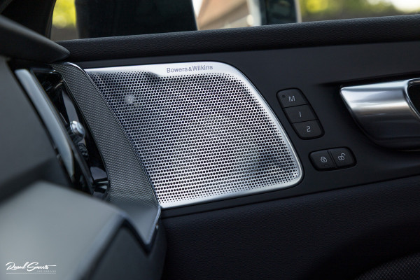 Volvo XC60 2.0 T6 Plug-in hybrid AWD Ultra Black Edition long Range | Luchtvering | Bowers&Wilkins | Zwenkbare trekhaak | Panorama dak | Memory | Blis |