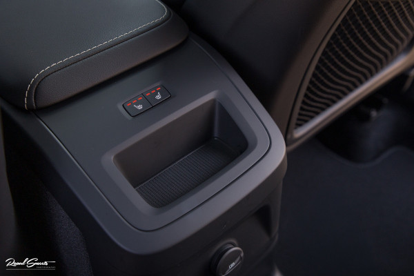 Volvo XC60 2.0 T6 Plug-in hybrid AWD Ultra Black Edition long Range | Luchtvering | Bowers&Wilkins | Zwenkbare trekhaak | Panorama dak | Memory | Blis |