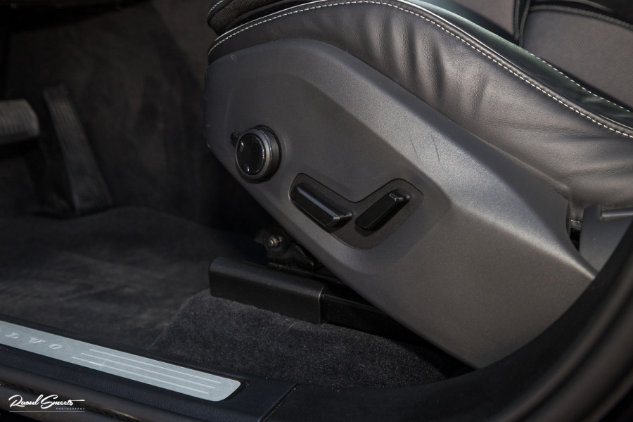 Volvo XC60 2.0 T6 Plug-in hybrid AWD Ultra Black Edition long Range | Luchtvering | Bowers&Wilkins | Zwenkbare trekhaak | Panorama dak | Memory | Blis |