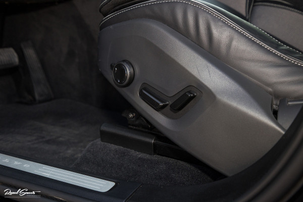 Volvo XC60 2.0 T6 Plug-in hybrid AWD Ultra Black Edition long Range | Luchtvering | Bowers&Wilkins | Zwenkbare trekhaak | Panorama dak | Memory | Blis |