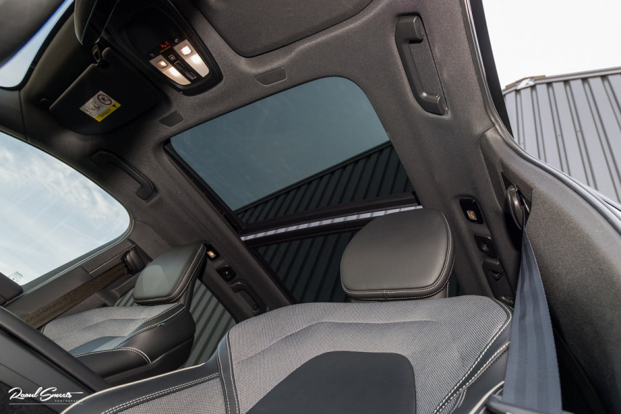 Volvo XC60 2.0 T6 Plug-in hybrid AWD Ultra Black Edition long Range | Luchtvering | Bowers&Wilkins | Zwenkbare trekhaak | Panorama dak | Memory | Blis |