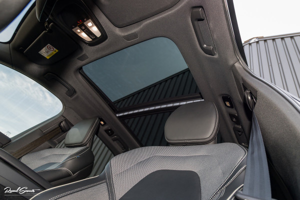 Volvo XC60 2.0 T6 Plug-in hybrid AWD Ultra Black Edition long Range | Luchtvering | Bowers&Wilkins | Zwenkbare trekhaak | Panorama dak | Memory | Blis |
