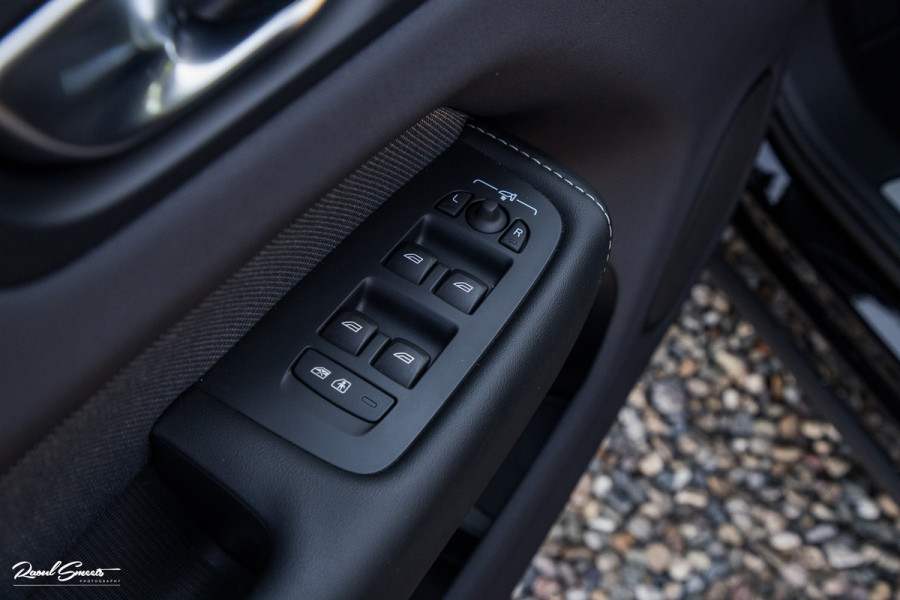 Volvo XC60 2.0 T6 Plug-in hybrid AWD Ultra Black Edition long Range | Luchtvering | Bowers&Wilkins | Zwenkbare trekhaak | Panorama dak | Memory | Blis |