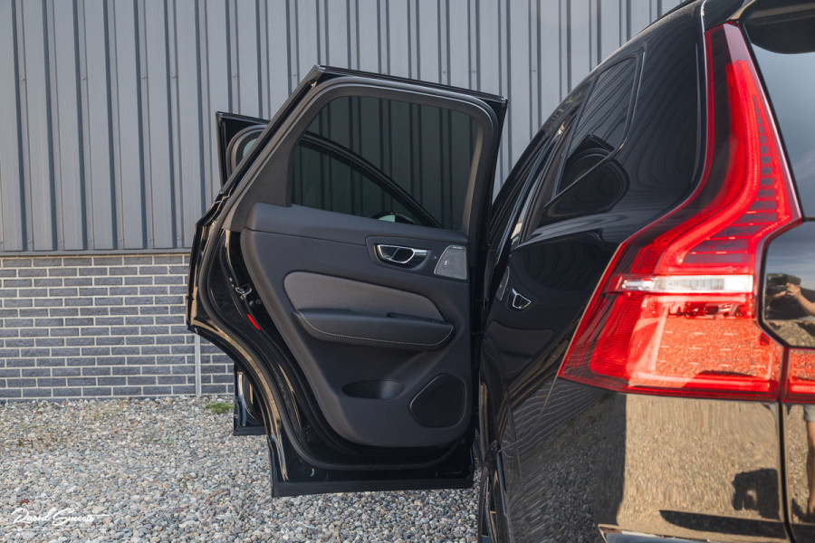 Volvo XC60 2.0 T6 Plug-in hybrid AWD Ultra Black Edition long Range | Luchtvering | Bowers&Wilkins | Zwenkbare trekhaak | Panorama dak | Memory | Blis |