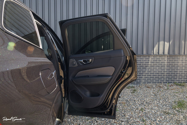 Volvo XC60 2.0 T6 Plug-in hybrid AWD Ultra Black Edition long Range | Luchtvering | Bowers&Wilkins | Zwenkbare trekhaak | Panorama dak | Memory | Blis |