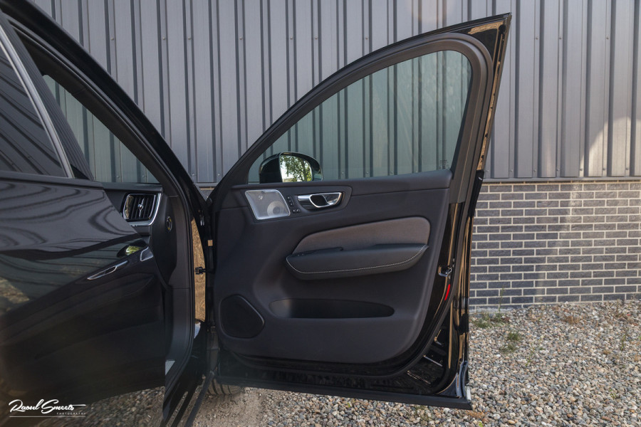 Volvo XC60 2.0 T6 Plug-in hybrid AWD Ultra Black Edition long Range | Luchtvering | Bowers&Wilkins | Zwenkbare trekhaak | Panorama dak | Memory | Blis |