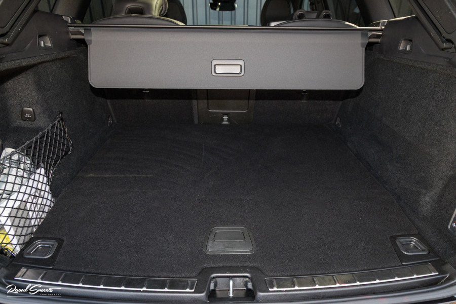 Volvo XC60 2.0 T6 Plug-in hybrid AWD Ultra Black Edition long Range | Luchtvering | Bowers&Wilkins | Zwenkbare trekhaak | Panorama dak | Memory | Blis |