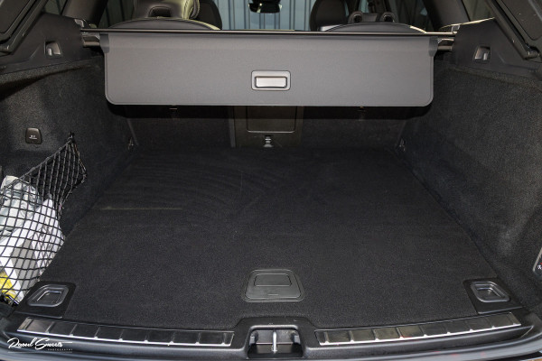Volvo XC60 2.0 T6 Plug-in hybrid AWD Ultra Black Edition long Range | Luchtvering | Bowers&Wilkins | Zwenkbare trekhaak | Panorama dak | Memory | Blis |