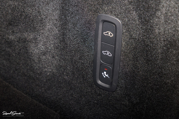 Volvo XC60 2.0 T6 Plug-in hybrid AWD Ultra Black Edition long Range | Luchtvering | Bowers&Wilkins | Zwenkbare trekhaak | Panorama dak | Memory | Blis |