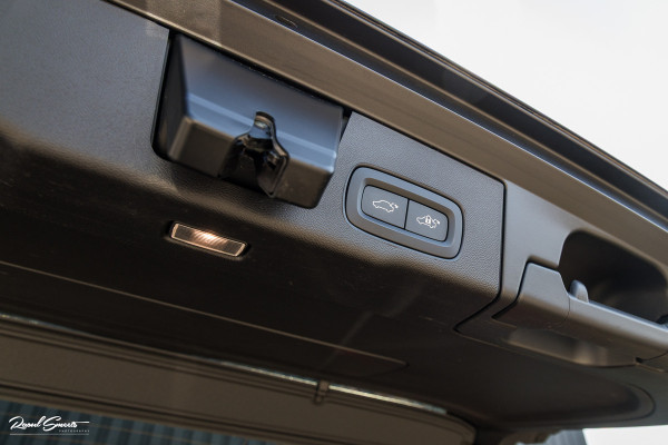 Volvo XC60 2.0 T6 Plug-in hybrid AWD Ultra Black Edition long Range | Luchtvering | Bowers&Wilkins | Zwenkbare trekhaak | Panorama dak | Memory | Blis |