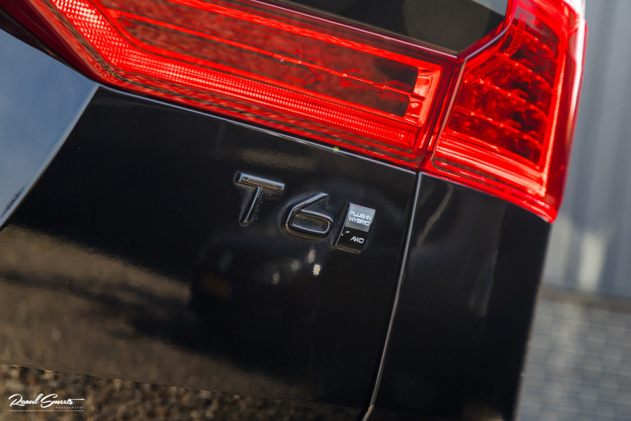 Volvo XC60 2.0 T6 Plug-in hybrid AWD Ultra Black Edition long Range | Luchtvering | Bowers&Wilkins | Zwenkbare trekhaak | Panorama dak | Memory | Blis |