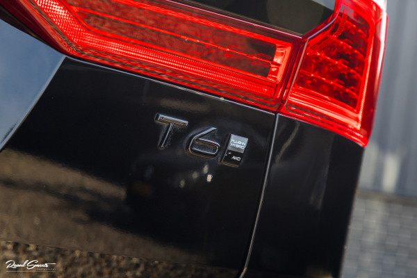 Volvo XC60 2.0 T6 Plug-in hybrid AWD Ultra Black Edition long Range | Luchtvering | Bowers&Wilkins | Zwenkbare trekhaak | Panorama dak | Memory | Blis |