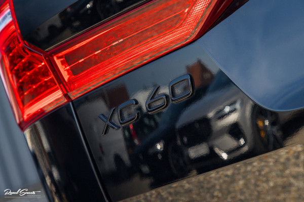 Volvo XC60 2.0 T6 Plug-in hybrid AWD Ultra Black Edition long Range | Luchtvering | Bowers&Wilkins | Zwenkbare trekhaak | Panorama dak | Memory | Blis |