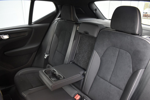 Volvo EX40 252PK Single Motor Extended Range 82 kWh Plus / Lounge pakket / Extra getint glas / Panoramadak / 360 camera / 20''velgen / zwart dak