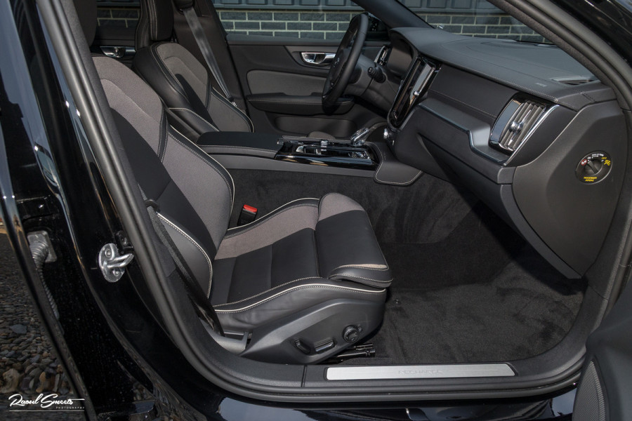 Volvo V60 2.0 T8 Plug-in hybrid AWD Ultimate Dark Long range | Panorama dak | Adaptieve cruise | Blis | Memory | Harman Kardon |