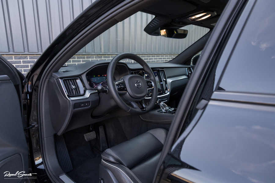 Volvo V60 2.0 T8 Plug-in hybrid AWD Ultimate Dark Long range | Panorama dak | Adaptieve cruise | Blis | Memory | Harman Kardon |