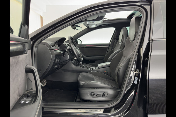 Škoda Superb Combi 1.4 TSI iV Sportline Business (Plug-in) (INCL.BTW) Aut. *PANO | LEATHER-MICROFIBRE | FULL-LED | DIGI-COCKPIT | HEATED-SPORTSEATS | KEYLESS | DAB+ | NAVI-FULLMAP | PRIVACYGLASS | SHIFT-PADDLES | AMBIENT-LIGHT | ECC | PDC | CRUSIE |