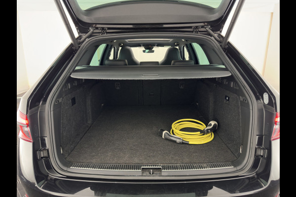 Škoda Superb Combi 1.4 TSI iV Sportline Business (Plug-in) (INCL.BTW) Aut. *PANO | LEATHER-MICROFIBRE | FULL-LED | DIGI-COCKPIT | HEATED-SPORTSEATS | KEYLESS | DAB+ | NAVI-FULLMAP | PRIVACYGLASS | SHIFT-PADDLES | AMBIENT-LIGHT | ECC | PDC | CRUSIE |