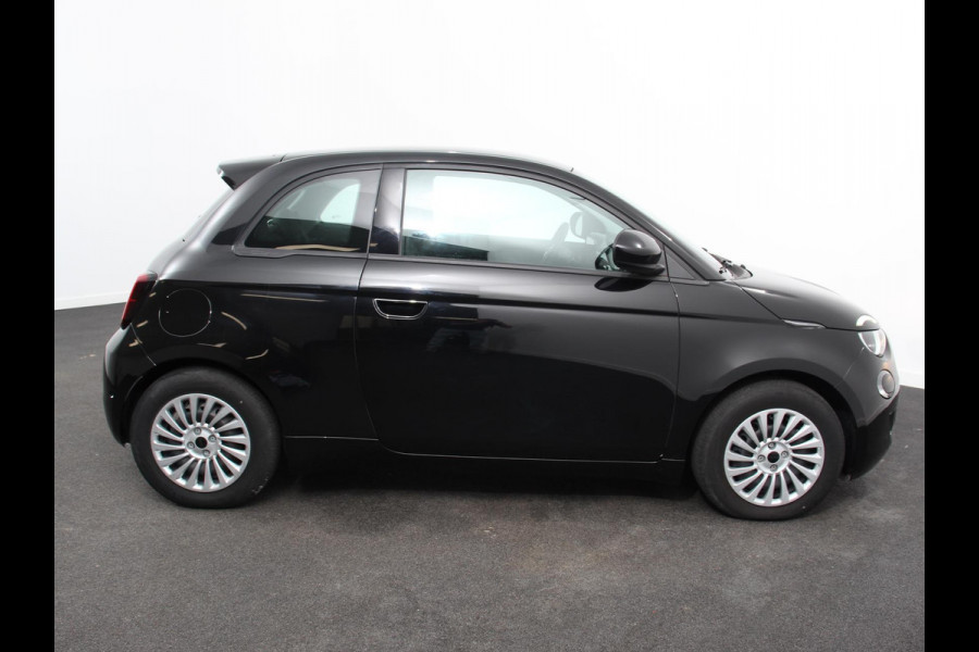 Fiat 500 Urban 42 kWh Airco Climatronic 360 Camera Stoelverwarming Keyless Wireless CarPlay Dodehoek Assistant 85 kW Charger Actieradius 320km WLTP