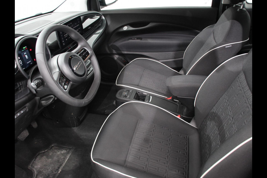 Fiat 500 Urban 42 kWh Airco Climatronic 360 Camera Stoelverwarming Keyless Wireless CarPlay Dodehoek Assistant 85 kW Charger Actieradius 320km WLTP
