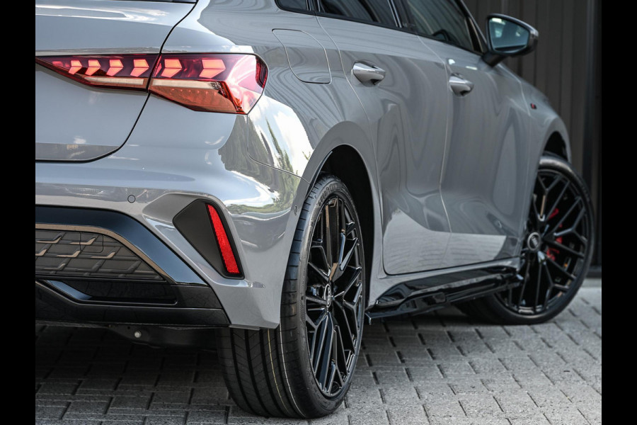 Audi A3 Sportback 45 TFSI e S edition Competition | Nardo Grey | Panoramadak | 5 jr garantie | Ambiance interieur | Sonos Sound | Active Cruise | S-Seats + Memory | Head-Up | Camera | Stoelverwarming | Keyless |