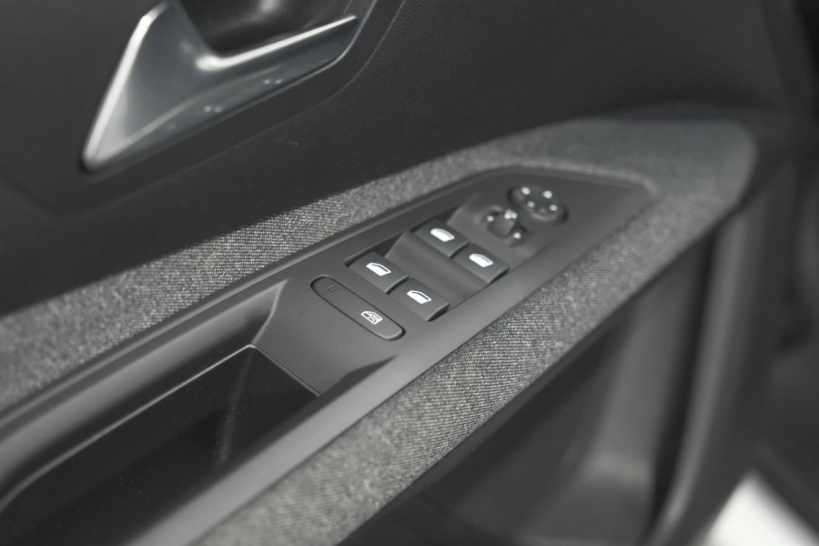 Peugeot 3008 PureTech 130 EAT8 Style | Camera | Parkeersensoren | Navigatie | Apple Carplay