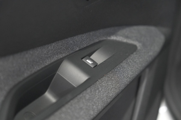 Peugeot 3008 PureTech 130 EAT8 Style | Camera | Parkeersensoren | Navigatie | Apple Carplay