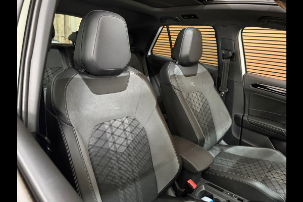 Volkswagen T-Roc 1.5 TSI R-Line Black Style | Panorama|IQ.Light|ACC|Discover Pro|Beats | Trekhaak | Camera | Trekhaak