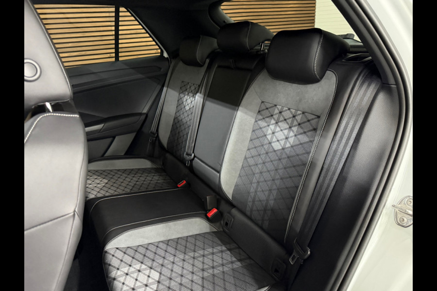 Volkswagen T-Roc 1.5 TSI R-Line Black Style | Panorama|IQ.Light|ACC|Discover Pro|Beats | Trekhaak | Camera | Trekhaak