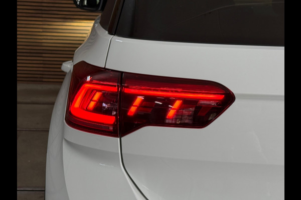 Volkswagen T-Roc 1.5 TSI R-Line Black Style | Panorama|IQ.Light|ACC|Discover Pro|Beats | Trekhaak | Camera | Trekhaak