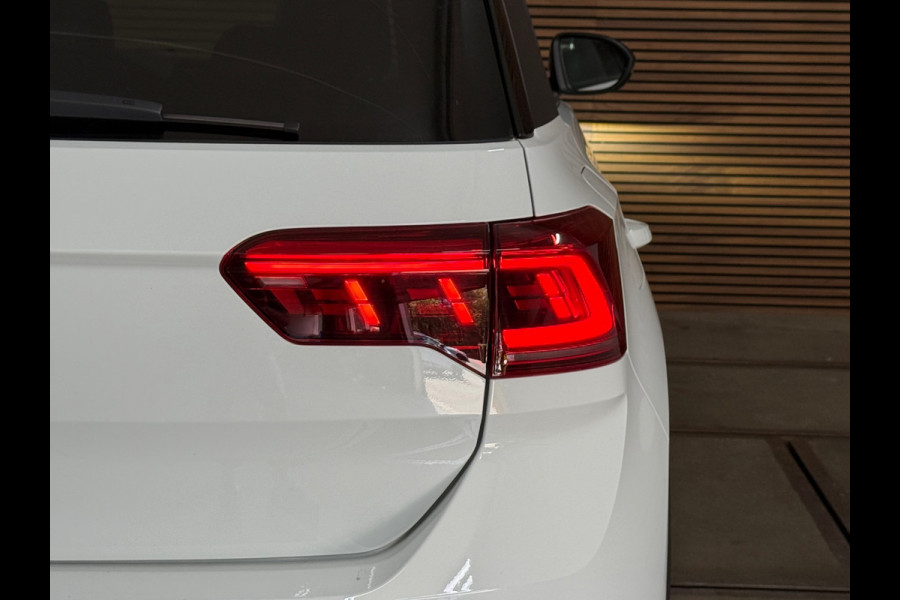 Volkswagen T-Roc 1.5 TSI R-Line Black Style | Panorama|IQ.Light|ACC|Discover Pro|Beats | Trekhaak | Camera | Trekhaak