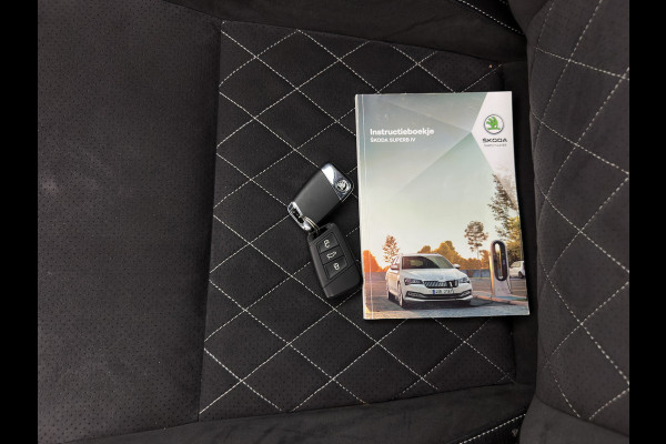 Škoda Superb Combi 1.4 TSI iV Sportline Business (Plug-in) (INCL.BTW) Aut. *PANO | LEATHER-MICROFIBRE | FULL-LED | DIGI-COCKPIT | HEATED-SPORTSEATS | KEYLESS | DAB+ | NAVI-FULLMAP | PRIVACYGLASS | SHIFT-PADDLES | AMBIENT-LIGHT | ECC | PDC | CRUSIE |