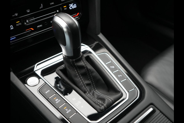 Volkswagen Arteon 1.4 TSI eHybrid R-Line Plug In Hybrid 218pk Dealer O.H. PHEV | Lederen Sportstoelen Memory & Massage | Adaptive Cruise | Camera | Matrix LED | Apple Carplay | Voorstoelen Verwarmd | Blis | Virtual | Navigatie | DAB |