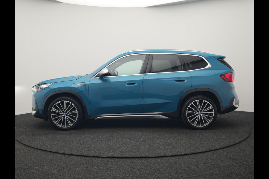 BMW X1 xDrive30e xLine PHEV 327pk Dealer O.H. | 20" Individual | Camera | Lederen Sportstoelen & Stuur Verwarmd | Sfeerverlichting | Apple Carplay | Blis | Keyless | Navigatie | DAB | Cruise Control | 20"L.M | Plug In Hybrid |