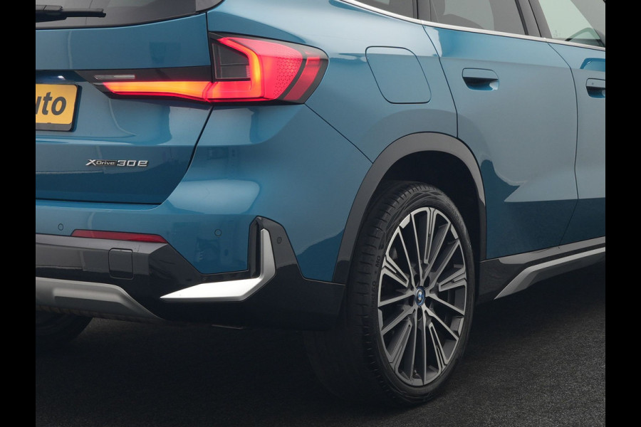 BMW X1 xDrive30e xLine PHEV 327pk Dealer O.H. | 20" Individual | Camera | Lederen Sportstoelen & Stuur Verwarmd | Sfeerverlichting | Apple Carplay | Blis | Keyless | Navigatie | DAB | Cruise Control | 20"L.M | Plug In Hybrid |