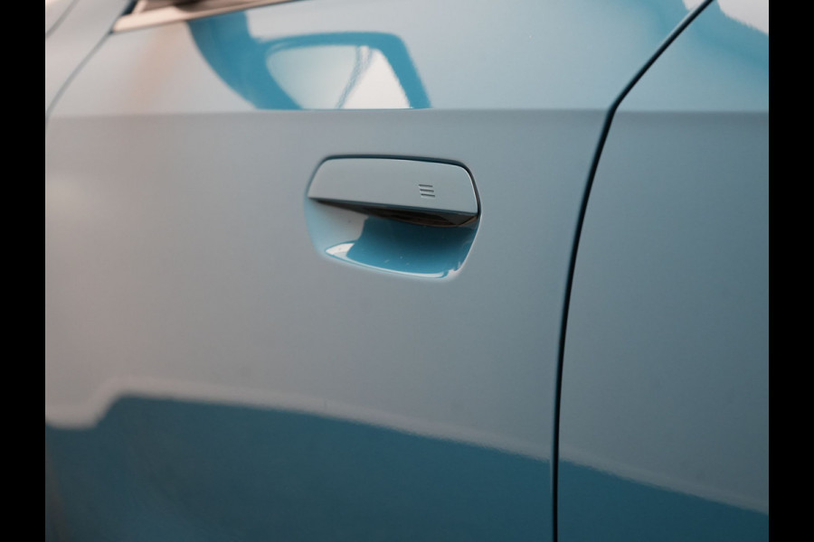 BMW X1 xDrive30e xLine PHEV 327pk Dealer O.H. | 20" Individual | Camera | Lederen Sportstoelen & Stuur Verwarmd | Sfeerverlichting | Apple Carplay | Blis | Keyless | Navigatie | DAB | Cruise Control | 20"L.M | Plug In Hybrid |