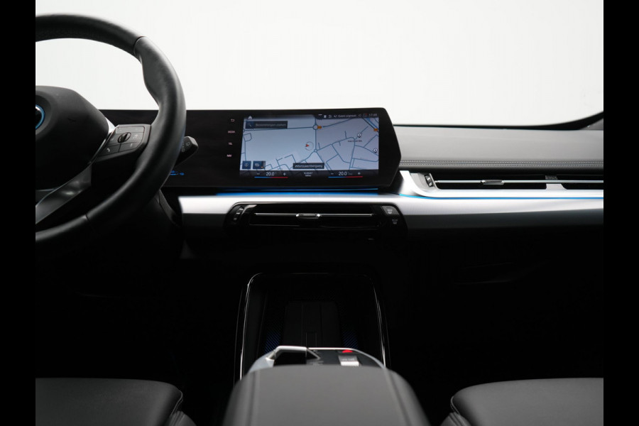 BMW X1 xDrive30e xLine PHEV 327pk Dealer O.H. | 20" Individual | Camera | Lederen Sportstoelen & Stuur Verwarmd | Sfeerverlichting | Apple Carplay | Blis | Keyless | Navigatie | DAB | Cruise Control | 20"L.M | Plug In Hybrid |