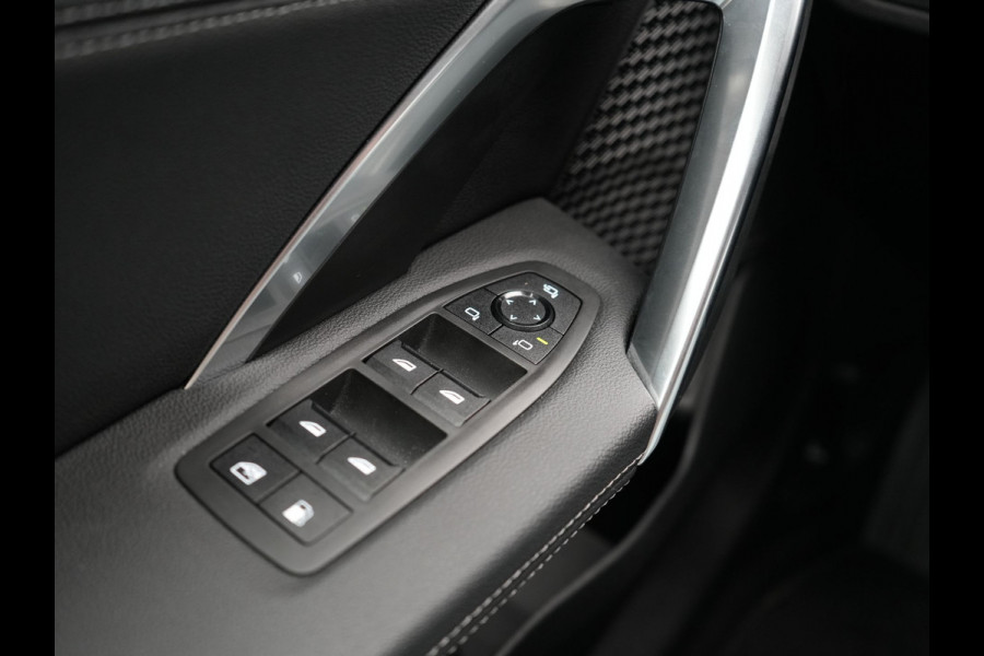BMW X1 xDrive30e xLine PHEV 327pk Dealer O.H. | 20" Individual | Camera | Lederen Sportstoelen & Stuur Verwarmd | Sfeerverlichting | Apple Carplay | Blis | Keyless | Navigatie | DAB | Cruise Control | 20"L.M | Plug In Hybrid |