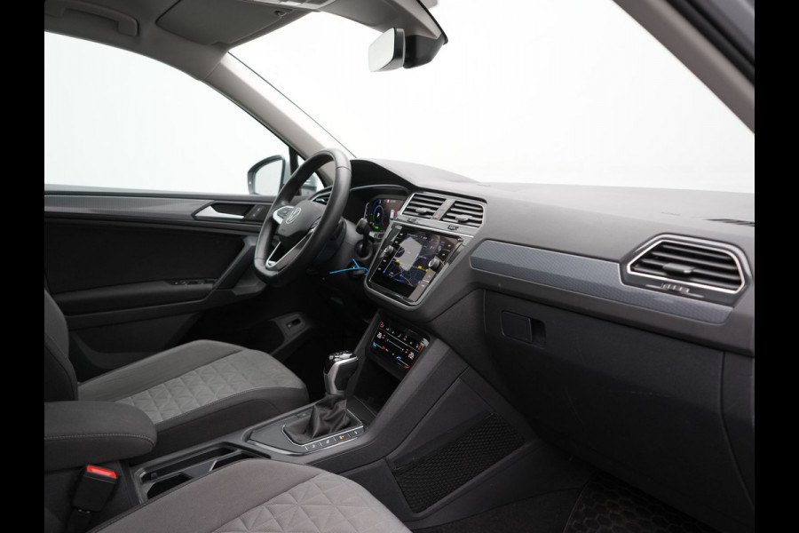 Volkswagen Tiguan 1.4 TSI eHybrid Life PHEV 245pk | Trekhaak Af Fabriek | Adaptive Cruise | Stoelen & Stuur Verwarmd | Navigatie | Virtual Cockpit | DAB | Plug In Hybrid |