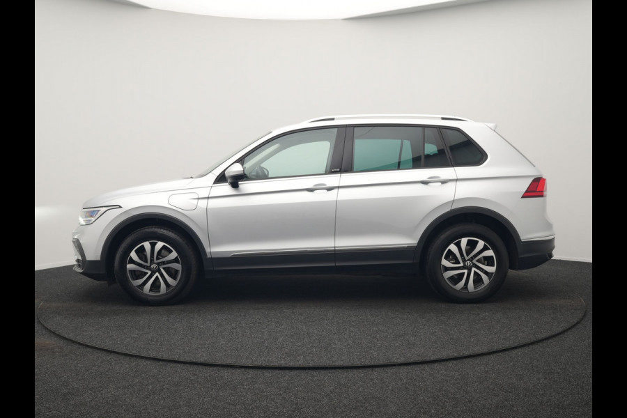 Volkswagen Tiguan 1.4 TSI eHybrid Active PHEV 245pk Dealer O.H. | Trekhaak Af Fabriek | Adaptive Cruise | Camera | LED verlichting | Stoelen & Stuur Verwarmd | Apple Carplay | Navigatie | Virtual Cockpit | DAB | Plug In Hybrid |