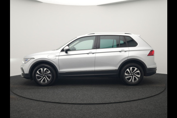 Volkswagen Tiguan 1.4 TSI eHybrid Active PHEV 245pk Dealer O.H. | Trekhaak Af Fabriek | Adaptive Cruise | Camera | LED verlichting | Stoelen & Stuur Verwarmd | Apple Carplay | Navigatie | Virtual Cockpit | DAB | Plug In Hybrid |