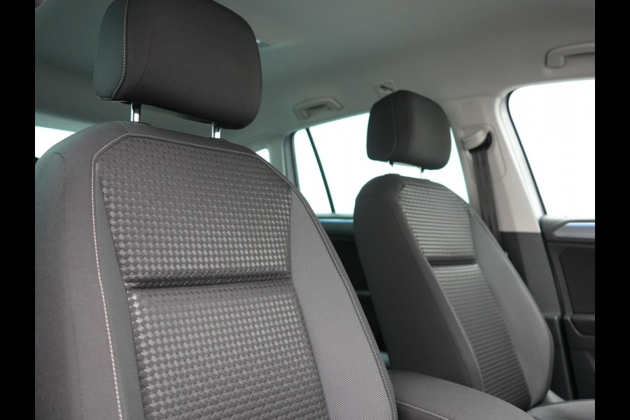 Volkswagen Tiguan 1.4 TSI eHybrid Active PHEV 245pk Dealer O.H. | Trekhaak Af Fabriek | Adaptive Cruise | Camera | LED verlichting | Stoelen & Stuur Verwarmd | Apple Carplay | Navigatie | Virtual Cockpit | DAB | Plug In Hybrid |